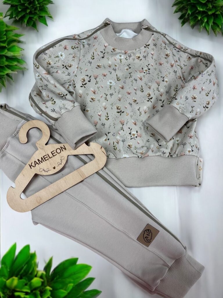 Dres dziecięcy z innowacyjnymi zamkami – bluza i spodnie w motyw kwiatów