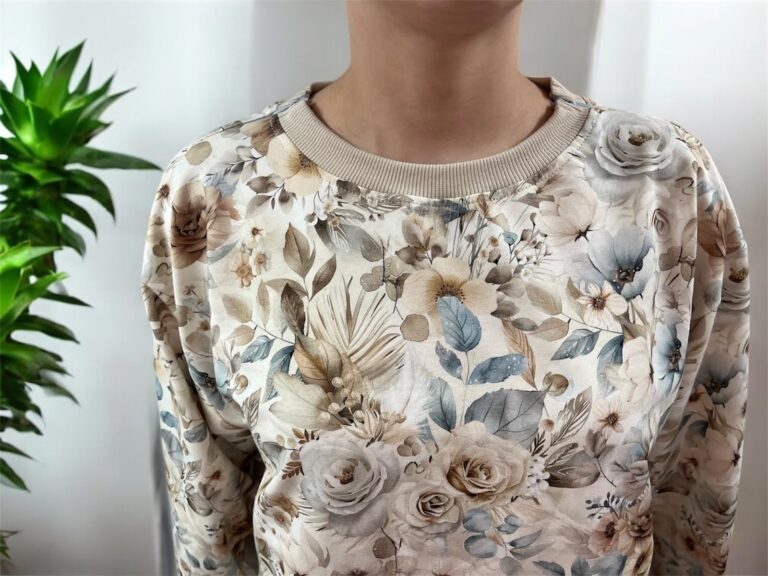 Bluza adaptacyjnej z kolekcji BOHO KWIATY - widok na dekolt