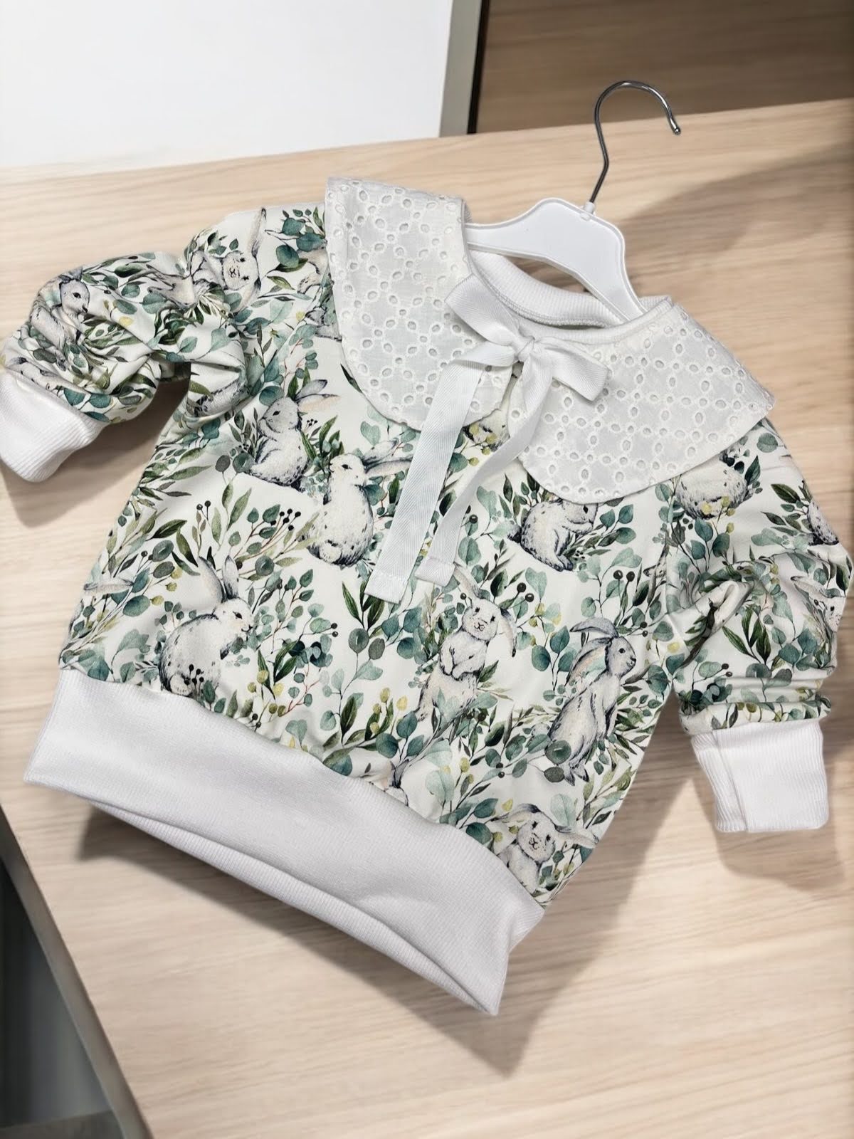 Bluza z kołnierzykiem z muślinu haftowanego ZAJĄCZKI W EUKALIPTUSIE