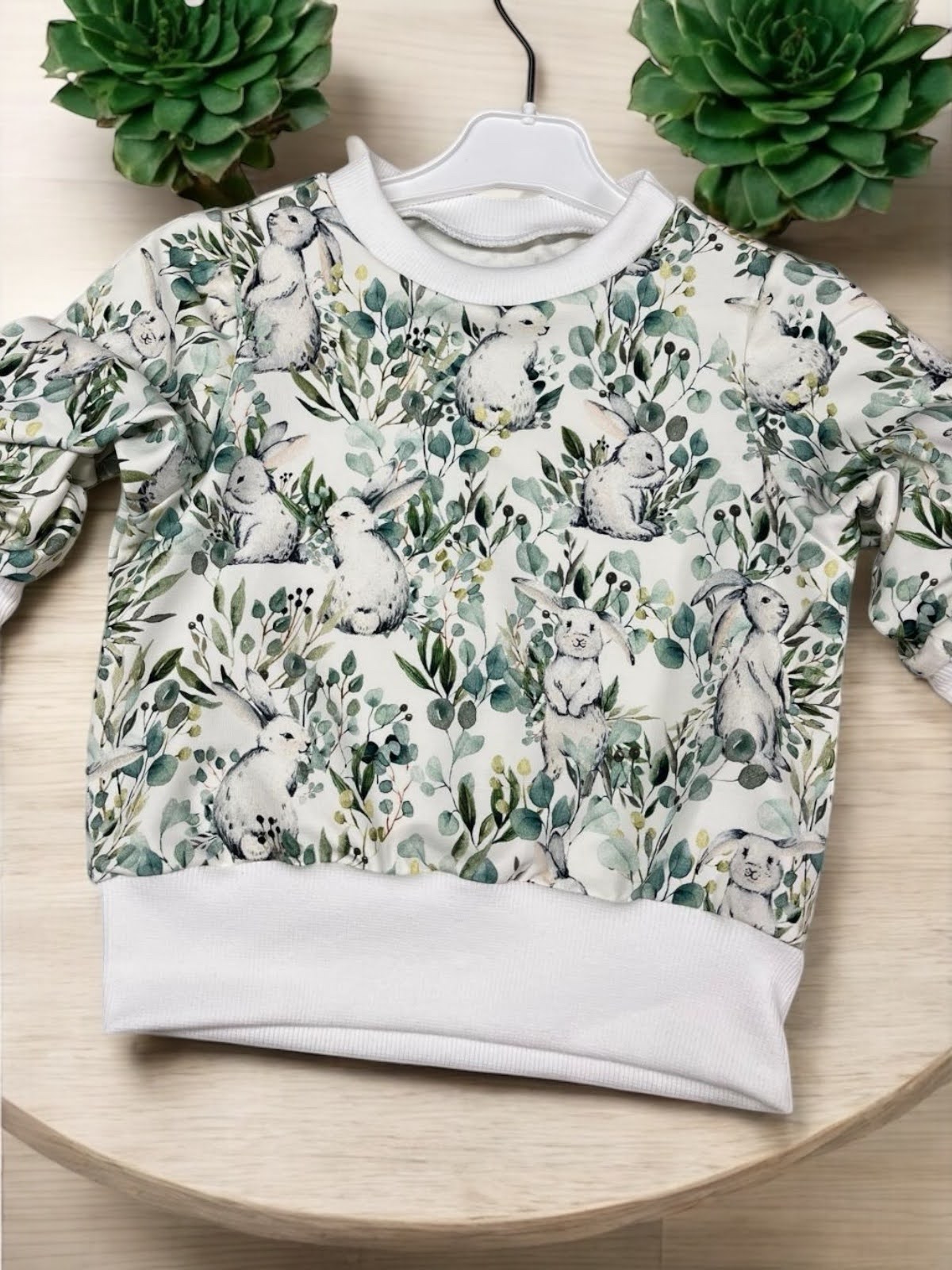 Bluza z kołnierzykiem z muślinu haftowanego ZAJĄCZKI W EUKALIPTUSIE