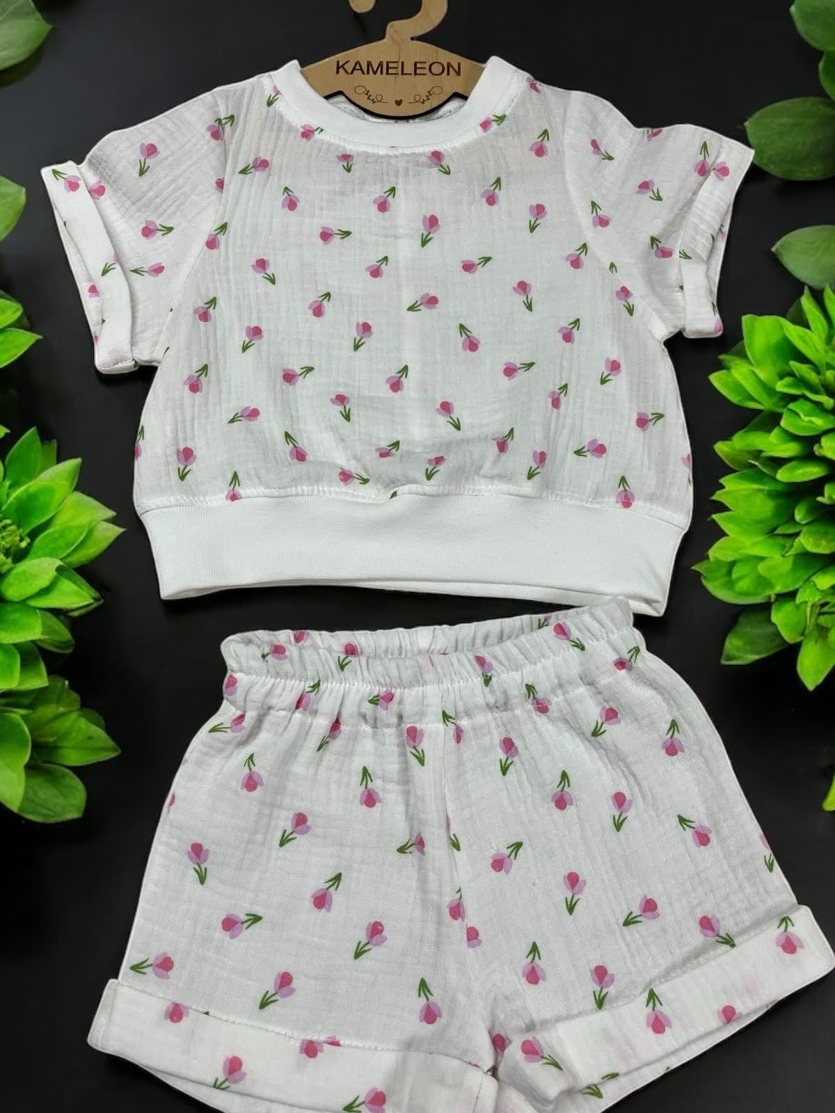 Komplet dziewczęcy z jerseyu na lato – bluzka i spodenki z kwiatowym motywem | Handmade w Polsce