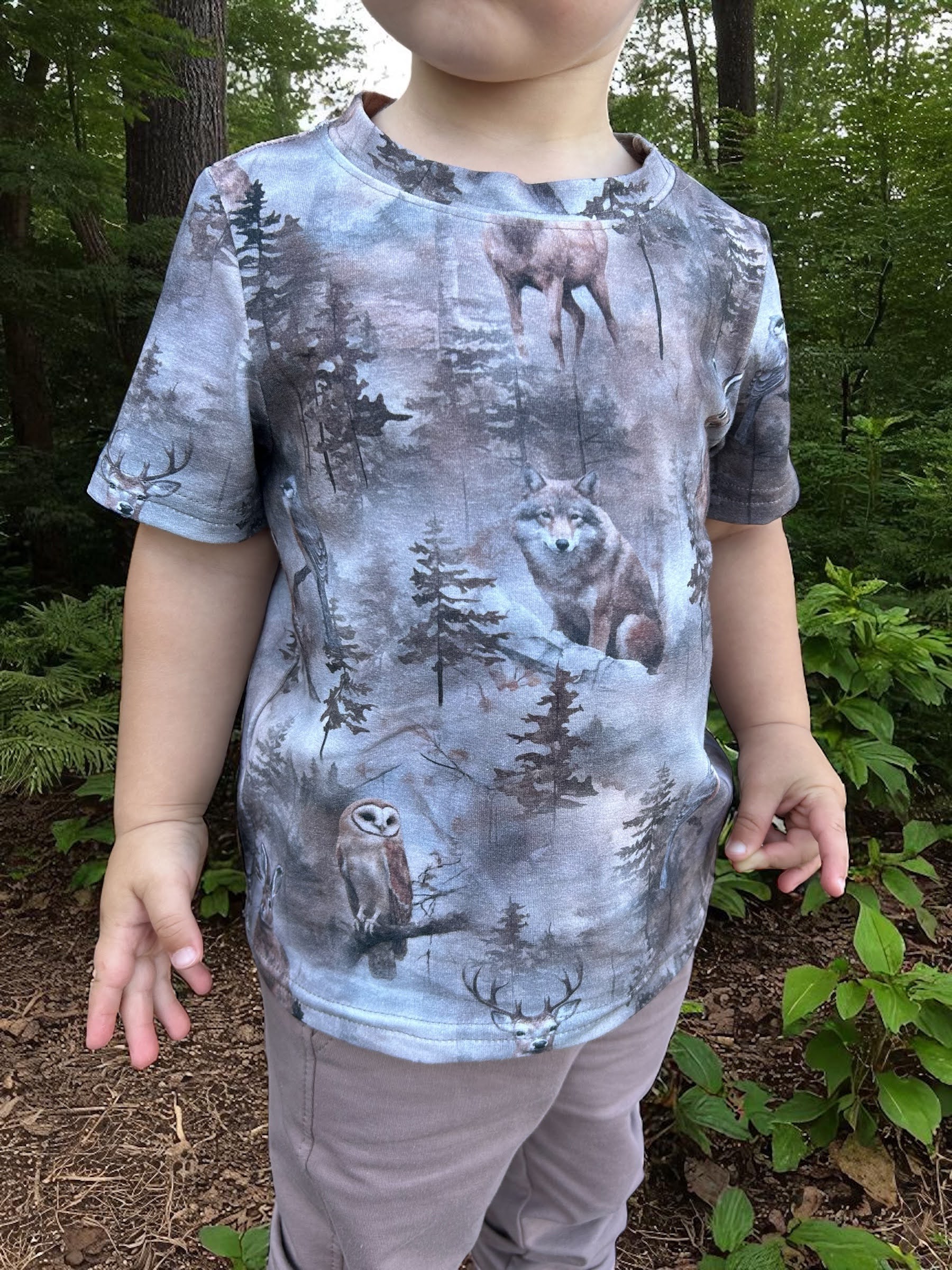 Koszulka dziecięca z motywem leśnych zwierząt – jersey premium dla małych odkrywców