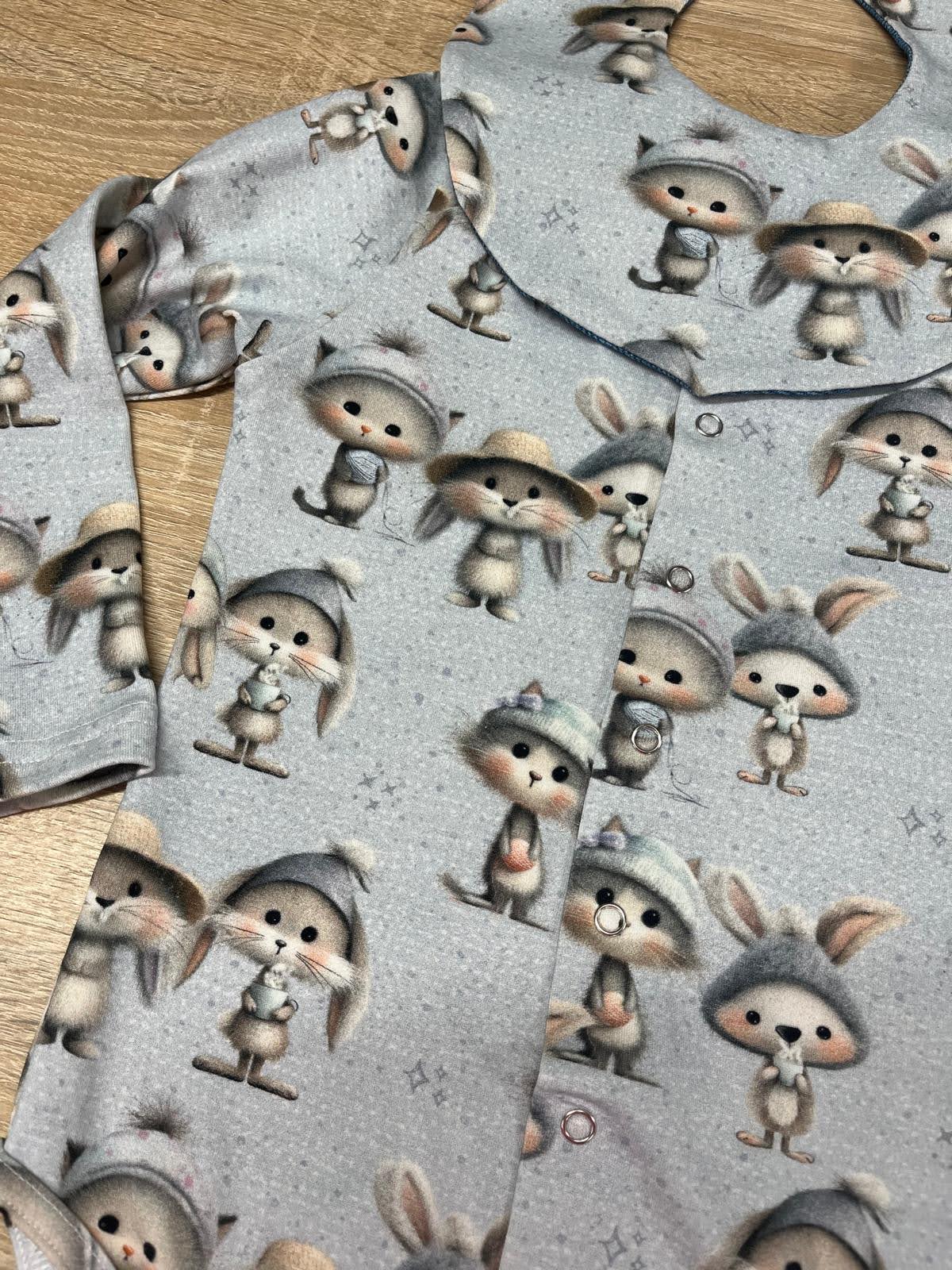 Body/Piżamka z miękkiego jerseyu – funkcjonalność, wygoda i troska w jednym ubranku