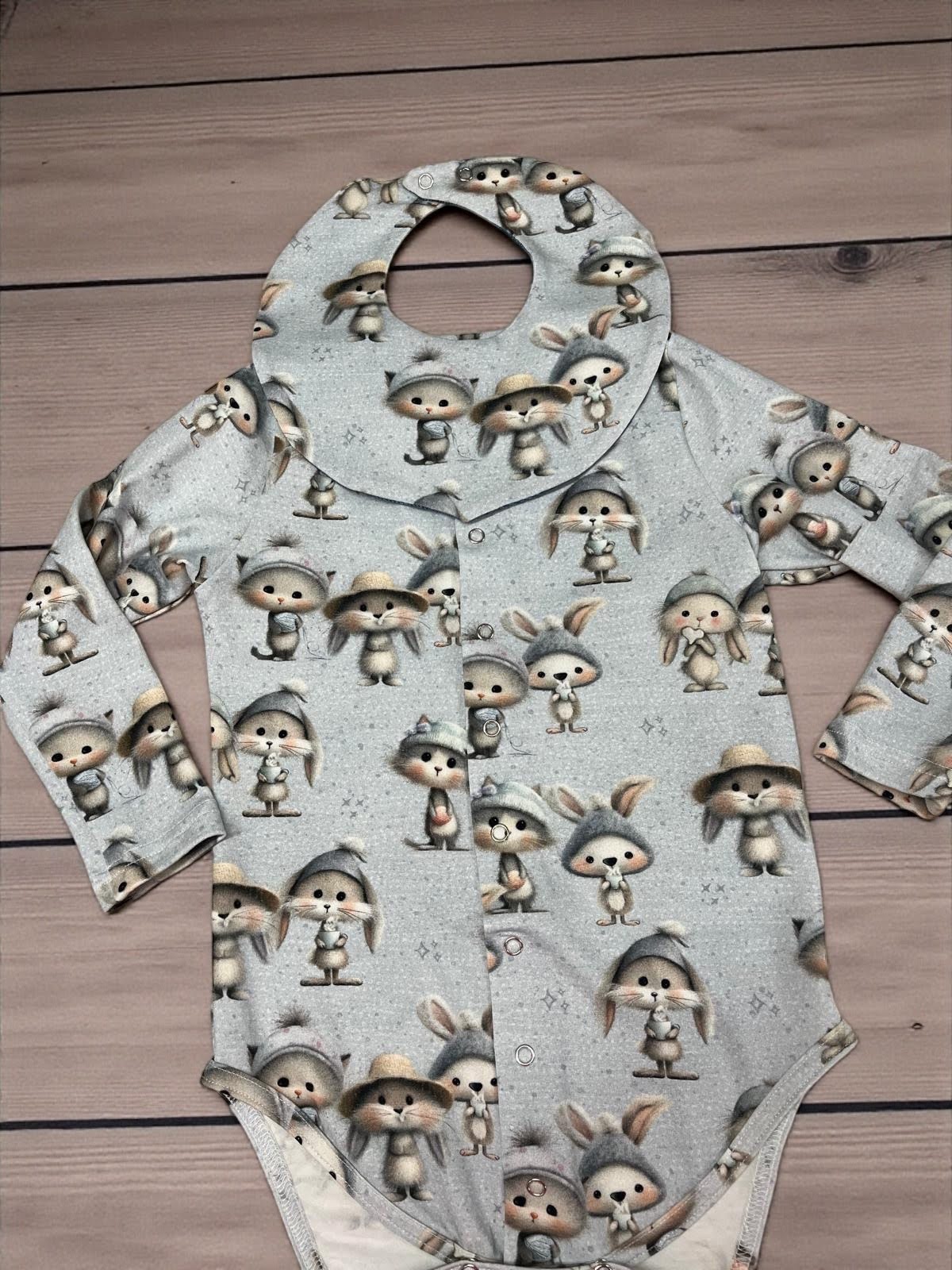 Body/Piżamka z miękkiego jerseyu – funkcjonalność, wygoda i troska w jednym ubranku