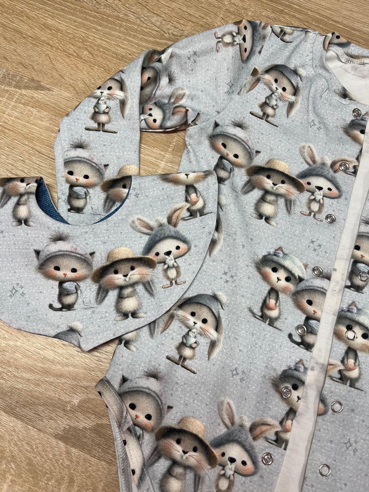 Body/Piżamka z miękkiego jerseyu – funkcjonalność, wygoda i troska w jednym ubranku