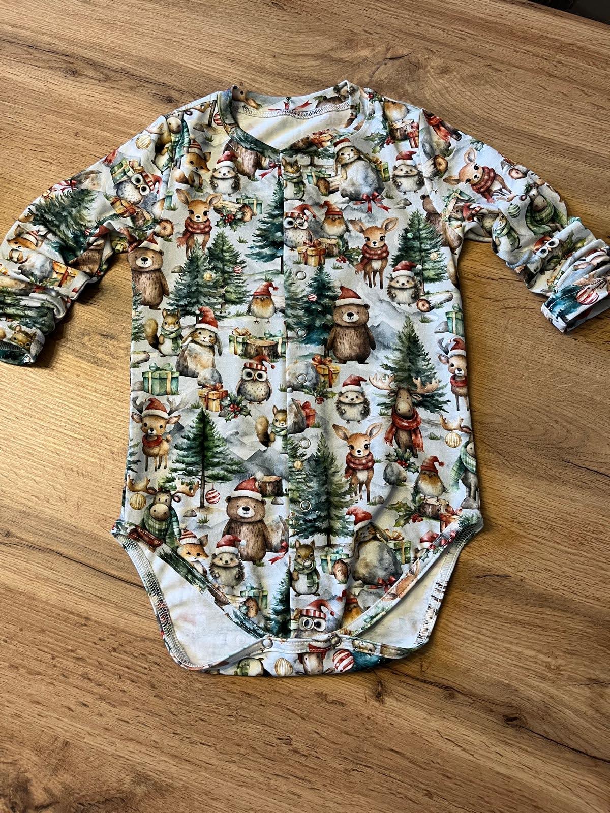 Świąteczne body niemowlęco-dziecięce z uroczym zimowym printem – komfort, magia i wyjątkowa jakość na święta