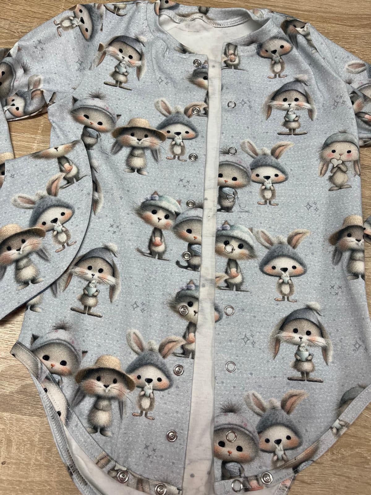 Body/Piżamka z miękkiego jerseyu – funkcjonalność, wygoda i troska w jednym ubranku